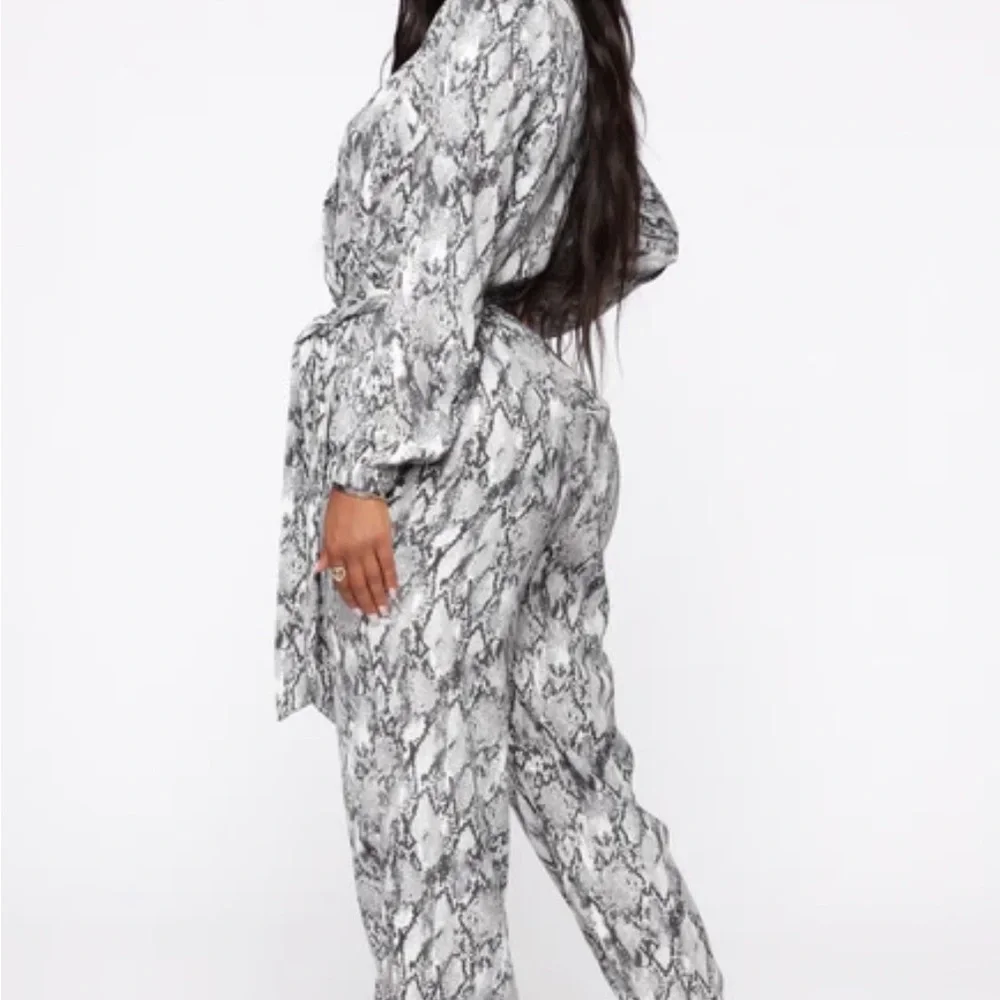 Fashion Nova Stylish Gray Patterned Jumpsuit XL - Picture 2 of 7